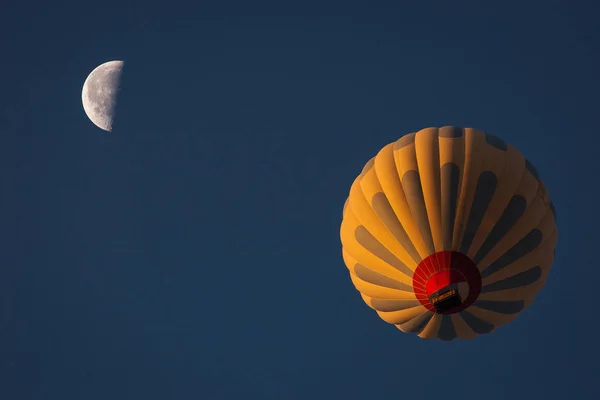 Visa Från Bellow Färgglad Varmluft Ballloon Nära Månen Med Vacker — Stockfoto