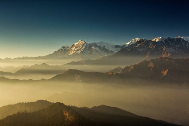 Dhaulagiri Tepeleri 'nin günbatımında arka planda olduğu Poon Hill' de güzel bir manzara. Himalaya Dağları, Nepal.