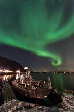 Norveç, Lofoten 'de arka planda kuzeyin ışıklarının manzarası