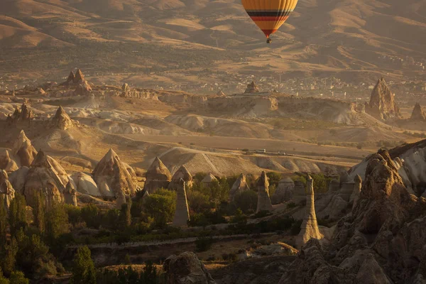 Pemandangan Indah Lembah Cappadocia Dengan Balon Udara Panas Latar Belakang — Stok Foto