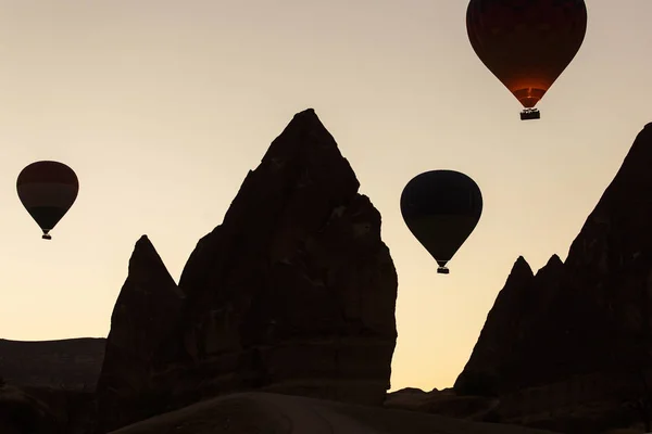 Sylwetka Balonów Ogrzane Powietrze Między Skałami Kapadocji Wschodzie Słońca — Zdjęcie stockowe