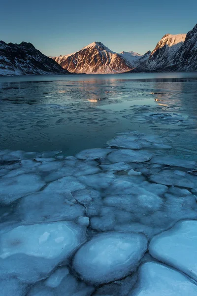 Güzel Manzaralı Dağ Içinde Geçmiş Buz Küpleri Ile Lofoten Norveç — Stok fotoğraf