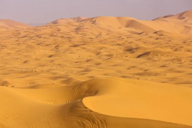 Sahara çöl güzel çizgiler ve renkler ile güneş doğarken. Merzouga, Fas