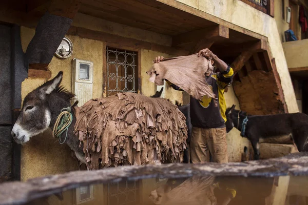 Люди Работающие Кожевеннике Фес Медина Марокко — стоковое фото