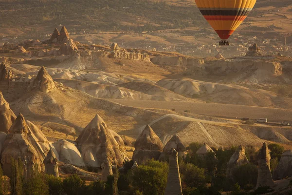 สวยงามของห บเขา Cappadocia กโป งอากาศร อนในพ นหล งเม อพระอาท — ภาพถ่ายสต็อก