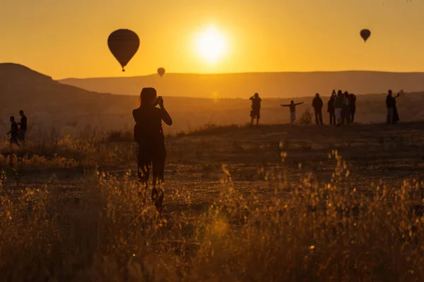 Personer Att Bilder Och Njuta Ballonger Vid Soluppgången Kappadokien Tur — Stockfoto