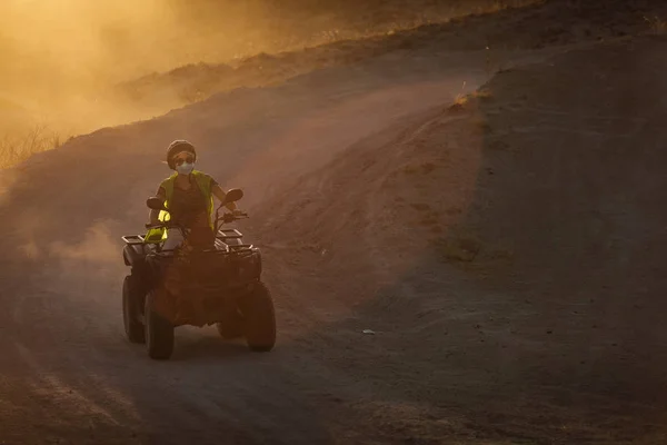 Mensen Genieten Van Het Rijden Van Atv Zonsondergang Valleien Van — Stockfoto