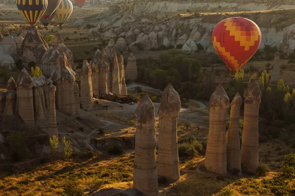 Landscaoe 五颜六色的气球在日出超过爱谷在卡帕多西亚 土耳其 — 图库照片