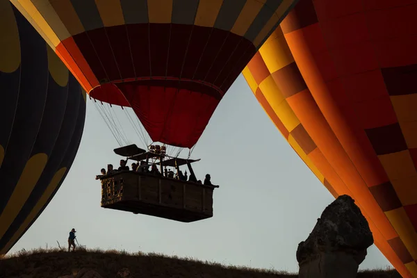 Silhuetten Man Som Tar Bilder Ballong Sunrise — Stockfoto