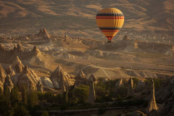 สวยงามของห บเขา Cappadocia กโป งอากาศร อนในพ นหล งเม อพระอาท — ภาพถ่ายสต็อก