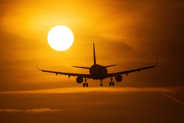 Sziluettjét Közelében Sun Gyönyörű Vörös Felhők Háttérben Egy Légi Plane — Stock Fotó