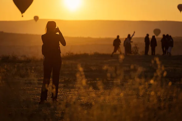 Personer Att Bilder Och Njuta Ballonger Vid Soluppgången Kappadokien Tur — Stockfoto