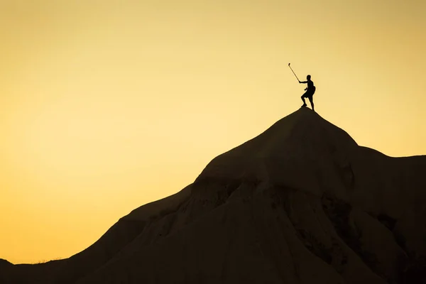 Τοπίο Έναν Άνδρα Στην Κορυφή Του Μια Αιχμή Λαμβάνοντας Μια — Φωτογραφία Αρχείου