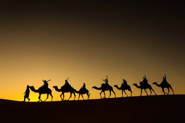 Sillhouette Του Καμήλα Τροχόσπιτο Ευτυχισμένο Peopple Πηγαίνει Μέσω Της Ερήμου — Φωτογραφία Αρχείου
