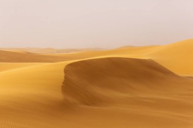 Sahara çöl güzel çizgiler ve renkler ile güneş doğarken. Merzouga, Fas