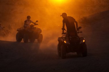 Sunset Bulvarında ATV ile tozları arka planda çok vadiler Kapadokya'nın sürüş keyfi kişi.