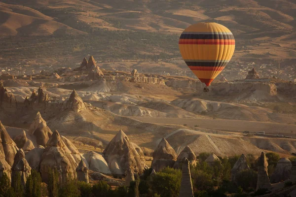 Prachtige Landschap Van Cappadocië Valley Met Hete Lucht Ballonnen Achtergrond — Stockfoto