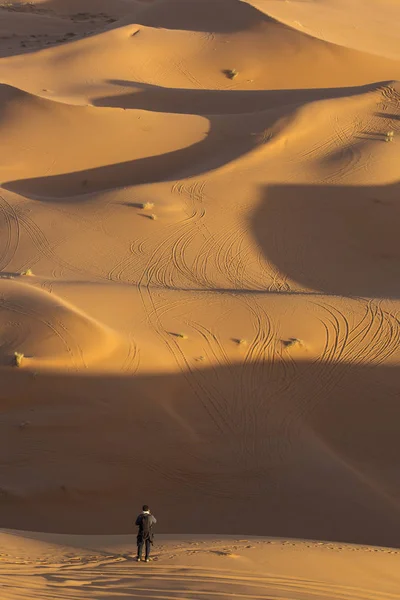 Sahara Del Desierto Con Hermosas Líneas Colores Amanecer Merzouga Marruecos —  Fotos de Stock