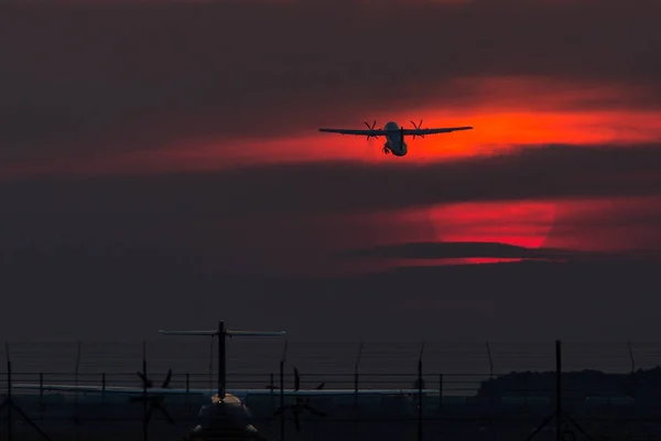 Air Plane Taking Sunset Sun Beautiful Red Cloud Background — Stock Photo, Image