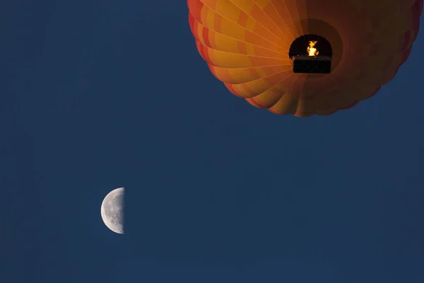 Vista Baixo Balão Quente Colorido Perto Lua Com Belo Céu — Fotografia de Stock