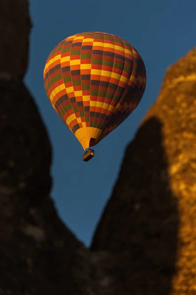 Balão Quente Colorido Voando Sobre Céu Azul Beatiful Fundo — Fotografia de Stock