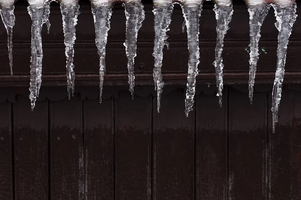 시간에 백그라운드에서 울타리 너머로 Iciclas — 스톡 사진