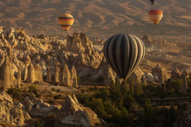 Sıcak hava balonları gündoğumu, arka planda Kapadokya Vadisi'nin güzel manzara