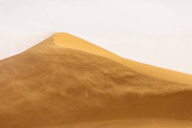 Sahara çöl güzel çizgiler ve renkler ile güneş doğarken. Merzouga, Fas