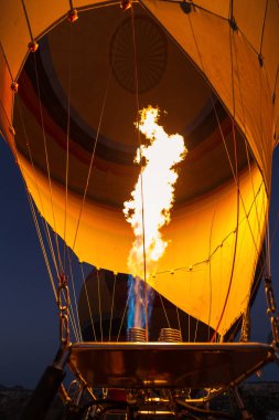 Balonlar içinde alev. Uçan balon Cappadocia vadiler, Türkiye üzerinde