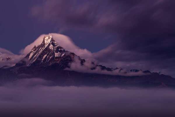 Пейзаж с пиковым видом на горы Мачапучаре-Фиштейл из Тададабани во время похода в Гималаях, Непал
