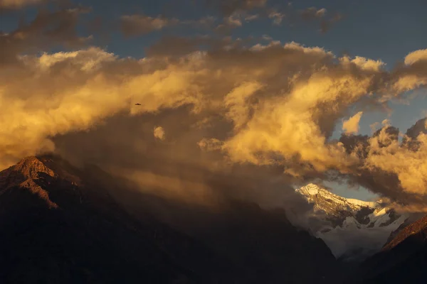 Himalaya Dağları Ndaki Yürüyüş Sırasında Gandruk Tan Günbatımı Manzaralı Machapuchare — Stok fotoğraf