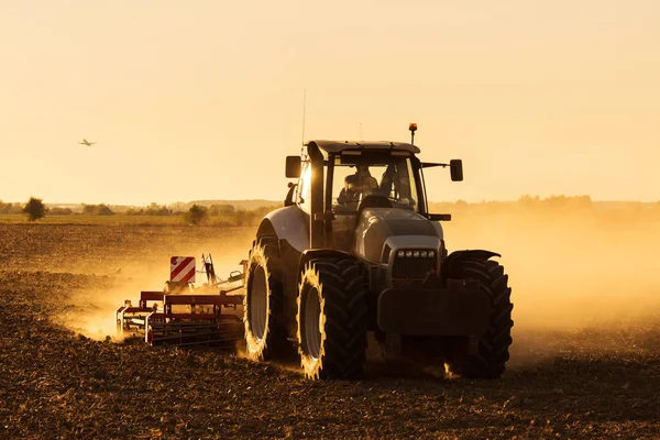 Tracteur Moderne Labourant Coucher Soleil Avec Beaucoup Poussière Arrière Plan — Photo