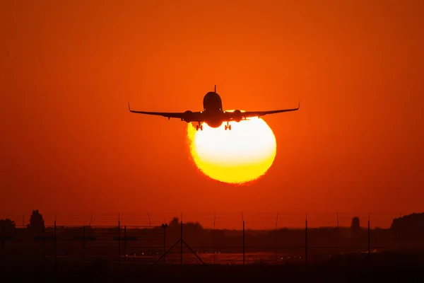 Sziluettjét Alatt Nap Gyönyörű Vörös Felhők Háttérben Egy Légi Plane — Stock Fotó