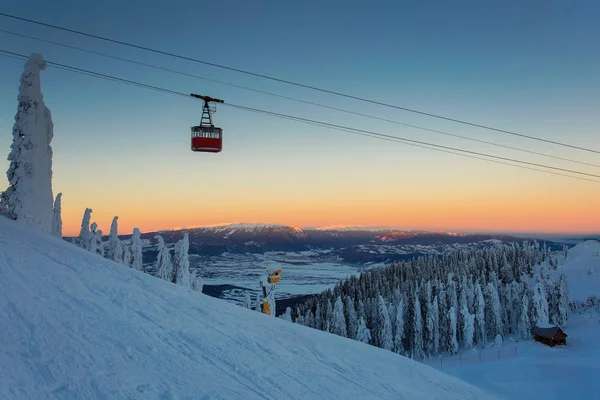 Een Schilderachtige Kabelbaan Vliegen Een Pistemakers Poiana Brasov Roemenië Winter — Stockfoto