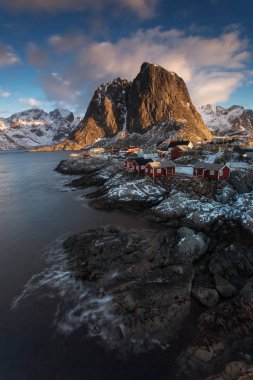 Gündoğumu ışığında montains arka planda ile kış zamanında güzel Hamnoya köy manzaralı. Lofoten, Norveç.