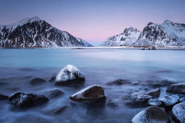 Schöne Landschaft Mit Wasser Bewegung Und Berg Hintergrund Lofoten Norwegen — Stockfoto