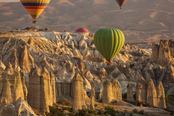 Bellissimo Paesaggio Della Valle Della Cappadocia Con Mongolfiere Sullo Sfondo — Foto Stock