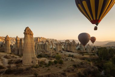 Kapadokya vadilerinin balonlu yukarıda görüntüleyin. Türkiye.