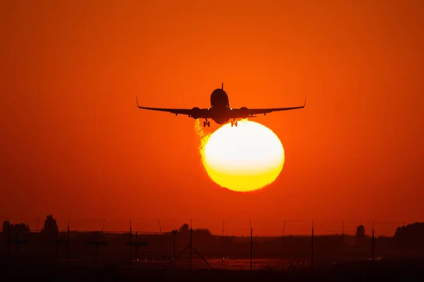 Sziluettjét Alatt Nap Gyönyörű Vörös Felhők Háttérben Egy Légi Plane — Stock Fotó