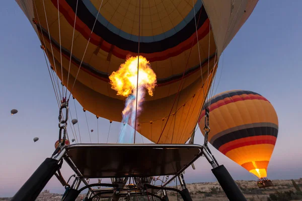 气球中的火焰 飞行与气球在卡帕多西亚山谷 土耳其 — 图库照片