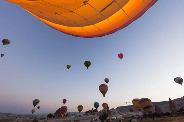 Płomień Dymkach Latanie Balonów Nad Dolinami Cappadocia Turcja — Zdjęcie stockowe