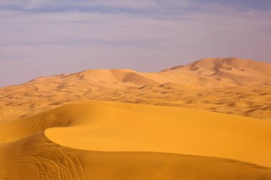 Gün doğumunda güzel çizgiler ve renklerle Çöl Sahra. Merzou