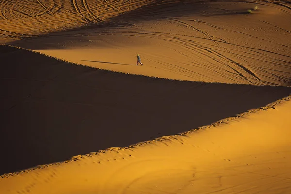 Człowiek Chodzenie Wydmach Pustyni Sahary Pięknymi Liniami Kolorami Wschodzie Słońca — Zdjęcie stockowe