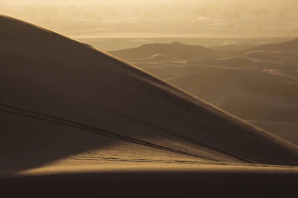 Sahara del desierto con hermosas líneas y colores al amanecer. Merzou. —  Fotos de Stock