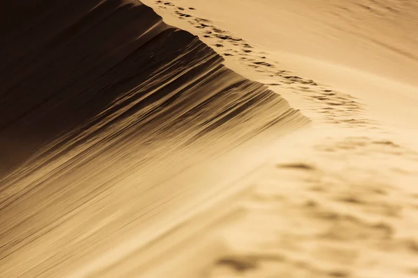 Sahara del desierto con hermosas líneas y colores al amanecer. Merzou. —  Fotos de Stock