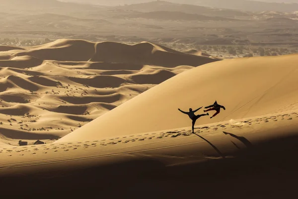 Dos personas haciendo karate en dunas en el desierto del Sahara con hermosa — Foto de Stock