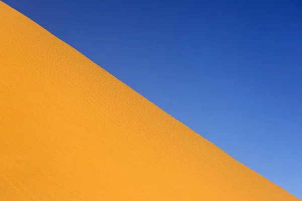 Sahara del deserto con belle linee e colori all'alba. Merzou — Foto Stock