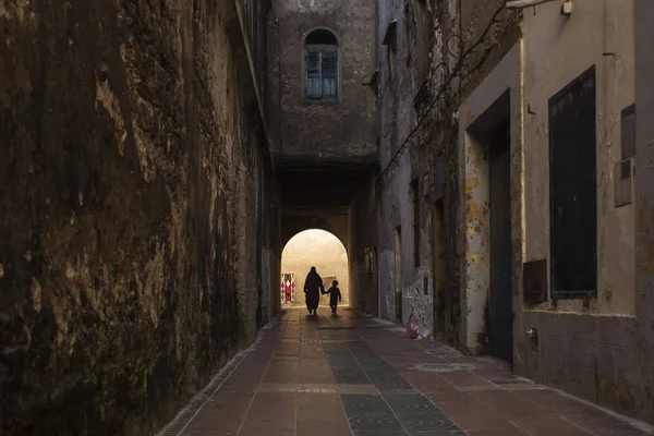 Colorfoul streets of Essaouira in morning time with silhouette o — Stock Photo, Image