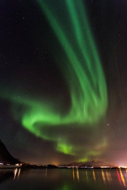 Kuzey ışıkları, Lofoten, arka planda manzara şaşırtıcı ne de