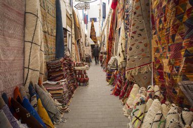 Arka planda Cami ile Essaouira renkli sokakları. Fas